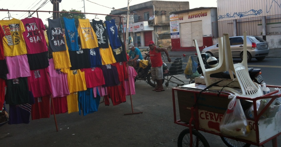 24.set.2012 - Comércio local vende camisetas em rua de Manaus, no Amazonas