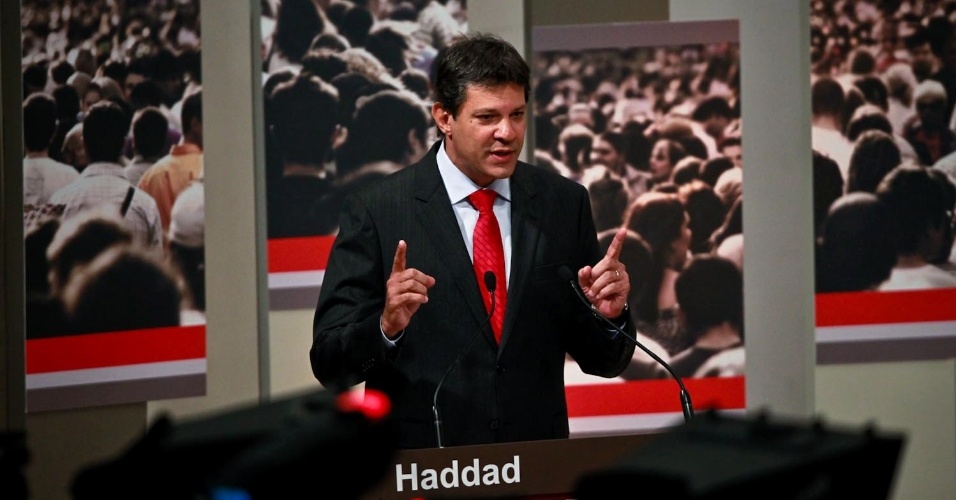 24.set.2012 - Fernando Haddad (PT) chamou a oposição do governo Dilma de 'irresponsável' ao ser questionado por Soninha Francine (PPS) sobre o pedido de investigar o ex-presidente Lula no julgamento do mensalão