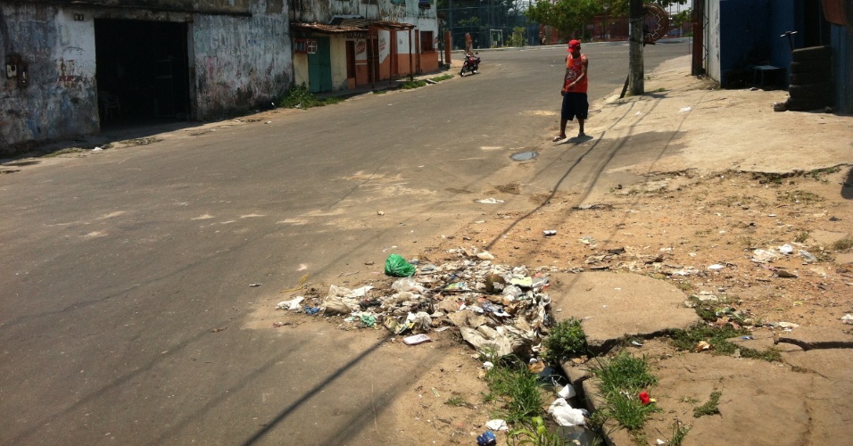 24.set.2012 - Lixo e entulho sujam rua de Manaus, no Amazonas
