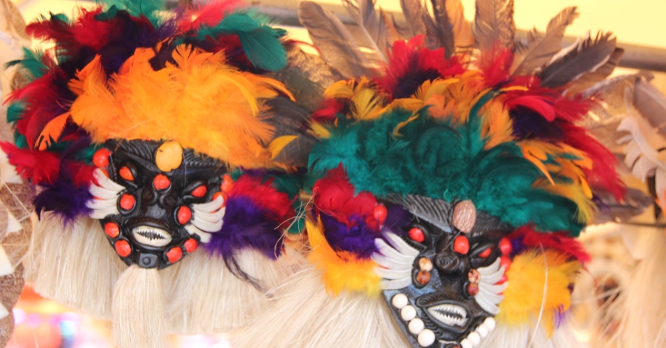 24.set.2012 - Máscaras indígenas são vendidas em feira de Manaus, no Amazonas