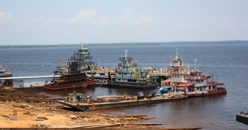 24.set.2012 - Navios atracados em porto de Manaus (AM)