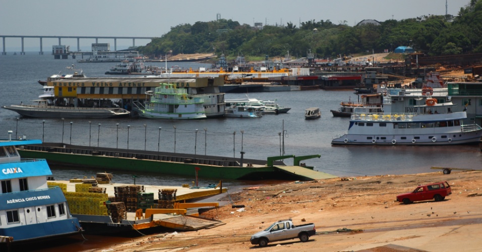 24.set.2012 - Navios atracados em porto de Manaus (AM)