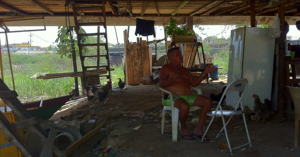 24.set.2012 - Pescador mora com a família embaixo de ponte na cidade de Manaus, no Amazonas