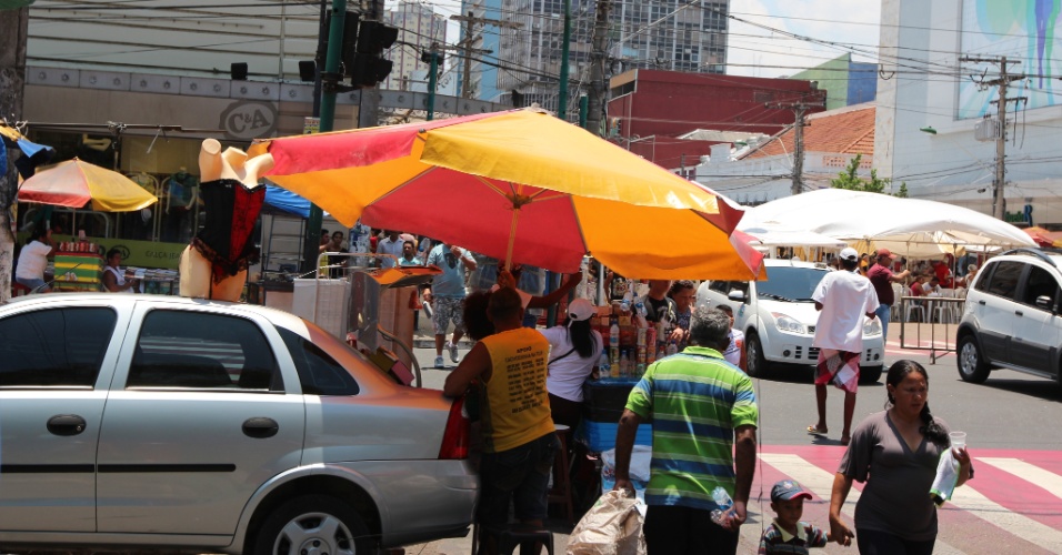24.set.2012 - Pessoas caminham em avenida de Manaus, no Amazonas