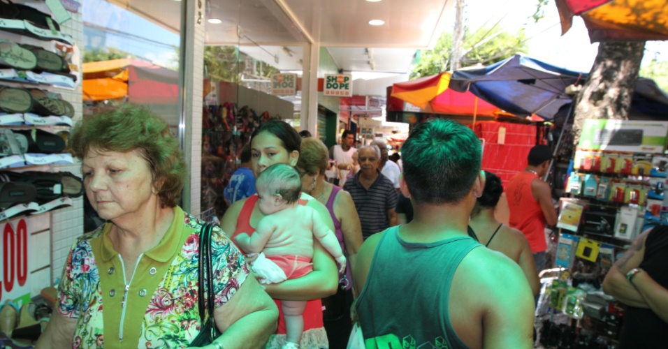 24.set.2012 - Pessoas caminham entre lojas e barracas em rua de Manaus, no Amazonas