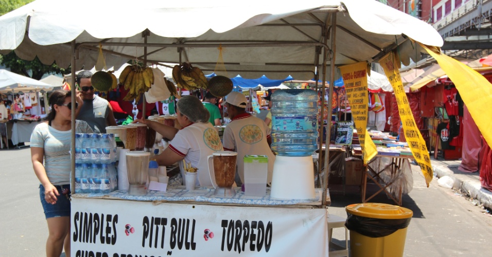 24.set.2012 - Pessoas compram sucos em dia de calor em Manaus, no Amazonas
