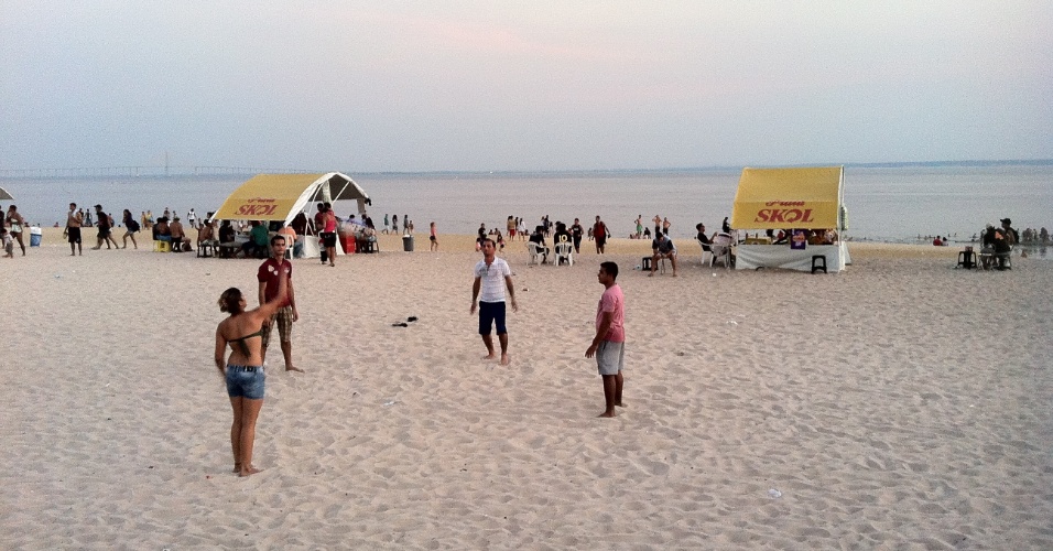 24.set.2012 - Pessoas jogam vôlei na praia de rio Ponta Negra, em Manaus (AM)