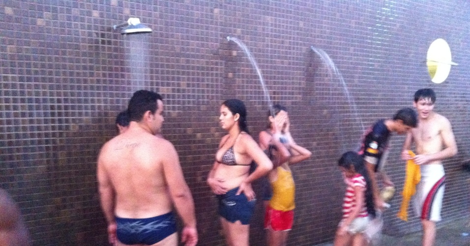 24.set.2012 - Pessoas se lavam após mergulho na praia de rio Ponta Negra, em Manaus (AM)