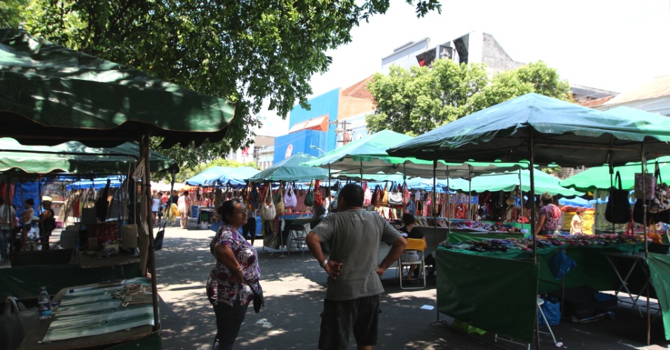 24.set.2012 - Pessoas visitam a feira de Manaus, no Amazonas