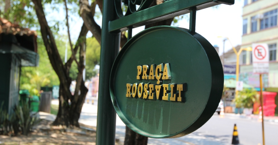 24.set.2012 - Placa indica praça com o nome de Roosevelt em Manaus, no Amazonas
