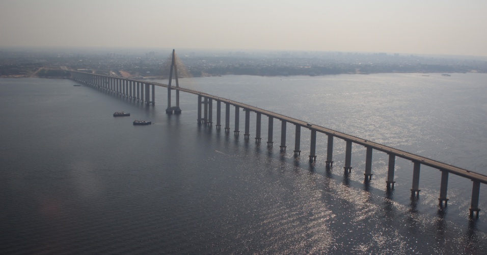 24.set.2012 - Ponte Manaus-Iranduba, que passa sobre o Rio Negro, em Manaus (AM)