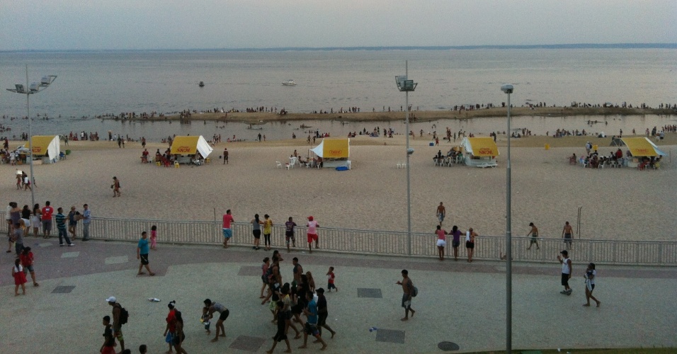 24.set.2012 - Praia de rio Ponta Negra é bastante frequentada durante os finais de semana, em Manaus (AM)