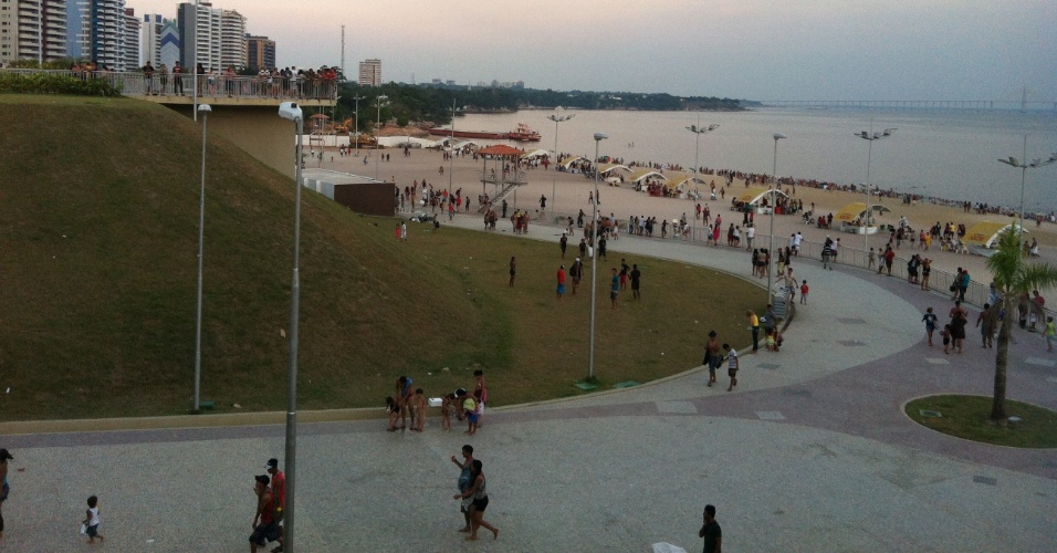 24.set.2012 - Praia de rio Ponta Negra é bastante frequentada durante os finais de semana, em Manaus (AM)