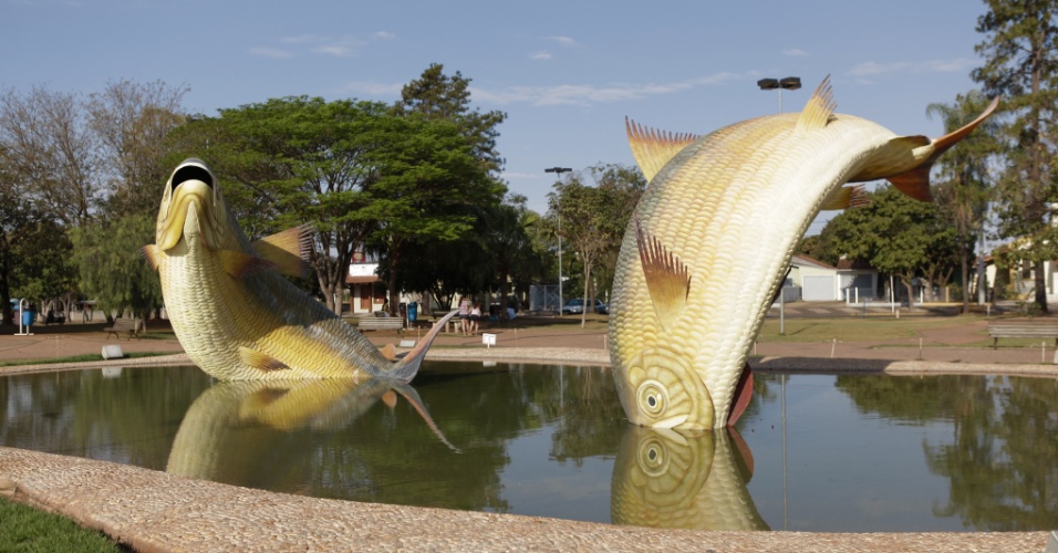 Duas grandes estátuas de piraputanga, peixe típico da região de Bonito (MS), enfeitam a praça central, logo na entrada da cidade