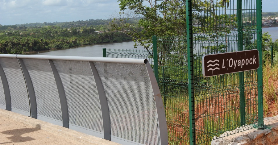 Já no território de Saint George, na Guiana Francesa, placa indica (em francês) que ponte passa sobre o Rio Oiapoque 