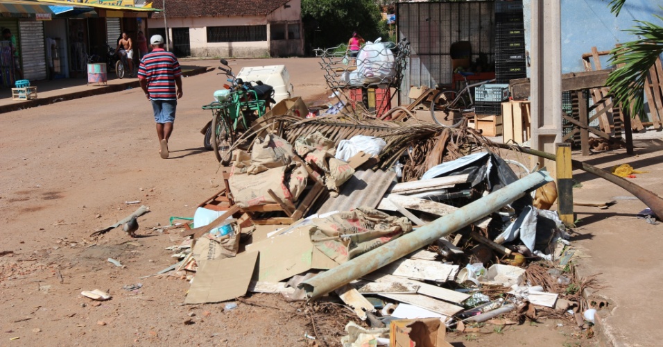 Lixo acumulado em rua de Oiapoque (AP)