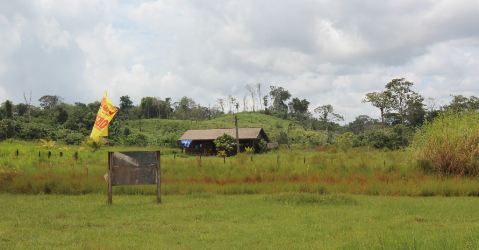 Materiais de campanha de candidatos à Prefeitura de Oiapoque dividem espaço em aldeia