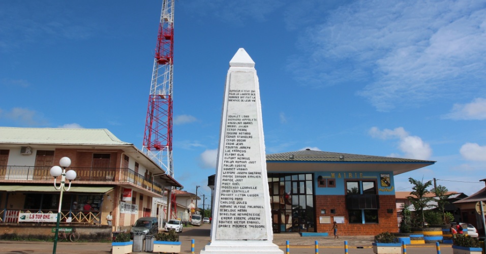 Obelisco na principal praça de Saint George, na Guiana Francesa