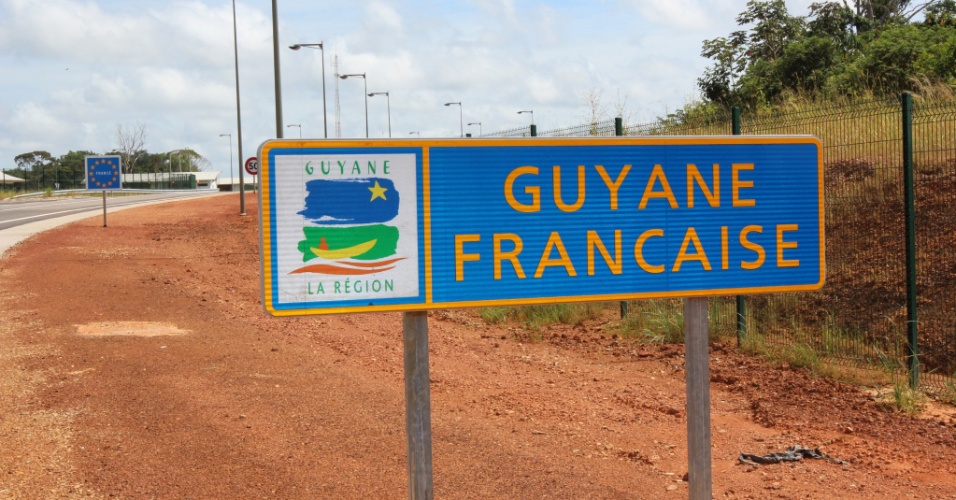 Placa indica chegada em território da Guiana Francesa