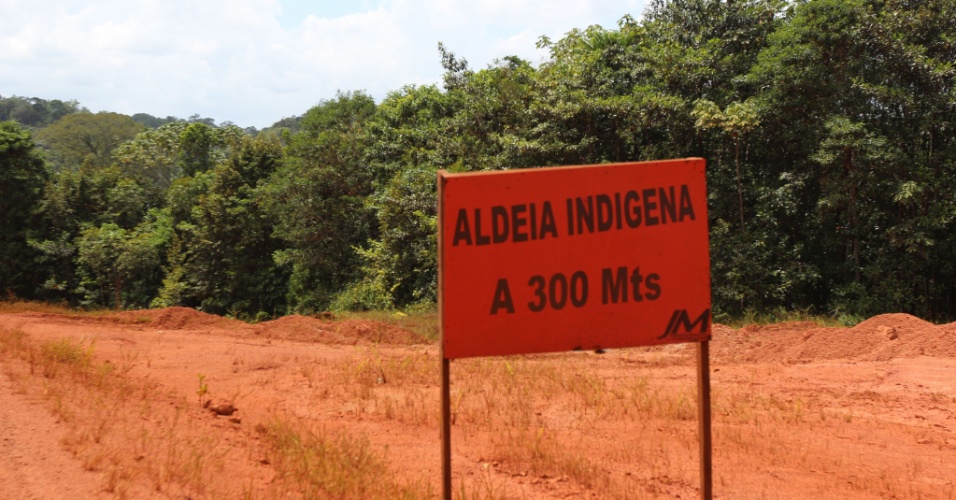 Placa indica proximidade de aldeia indígena em Oiapoque (AP)