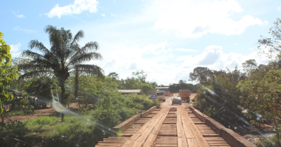 Ponte de madeira na estrada entre Calçoene e Oiapoque, ambas no Amapá