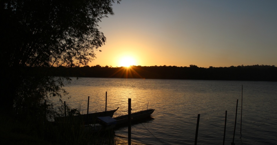 Pôr-do-sol no Rio Oiapoque, em Oiapoque (AP)