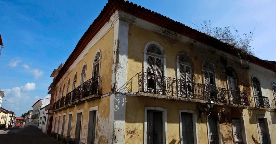 25.set.2012 - Casarão do centro histórico de São Luís, no Maranhão, está abandonado