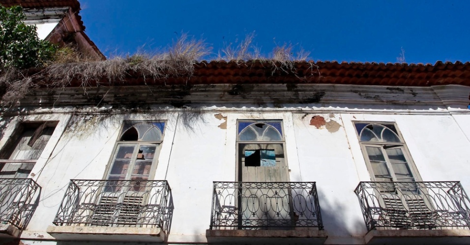 25.set.2012 - Casarão do centro histórico de São Luís, no Maranhão, tem janelas quebradas