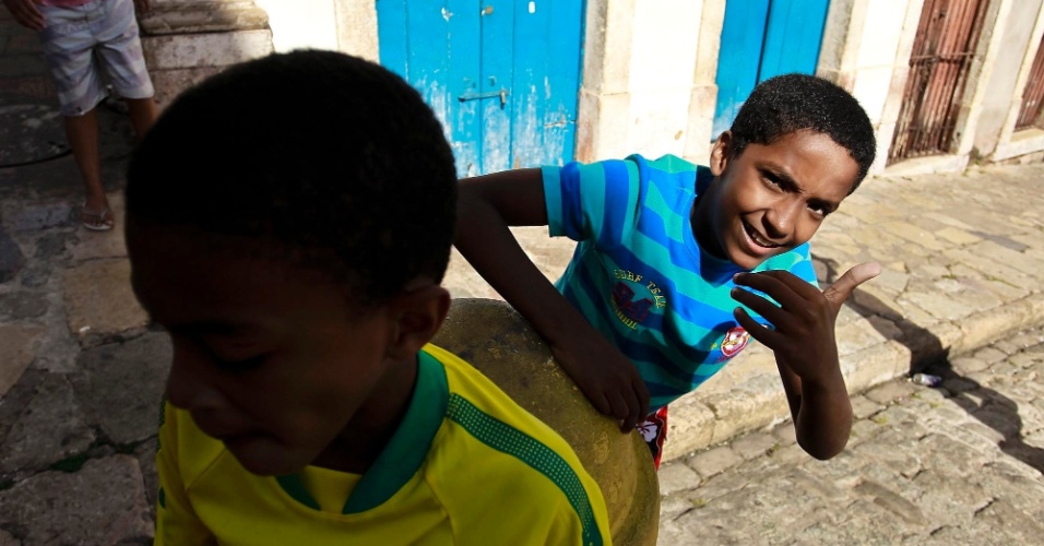 25.set.2012 - Crianças brincam no centro histórico de São Luís, no Maranhão