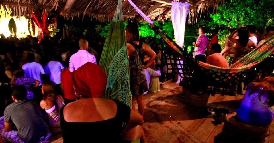 25.set.2012 - Festa de reggae acontece a cada três meses, em vilarejo ao lado da capital de Sao Luís (MA)