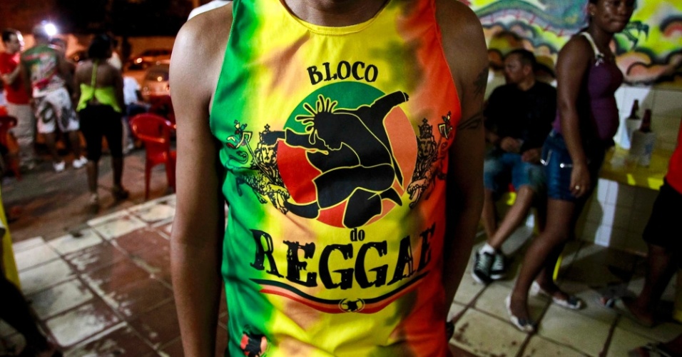 25.set.2012 - Homem exibe camiseta com cores e símbolo do reggae em São Luís, no Maranhão
