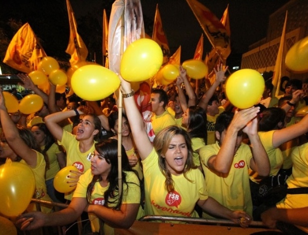 25.set.2012 - Militantes do PSB aguardam a chegada do candidato da legenda à Prefeitura do Recife, Geraldo Julio, aos estúdios da TV Jornal