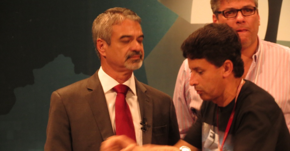 25.set.2012 - O candidato do PT à Prefeitura do Recife, Humberto Costa, se prepara para o debate TV Jornal/SBT