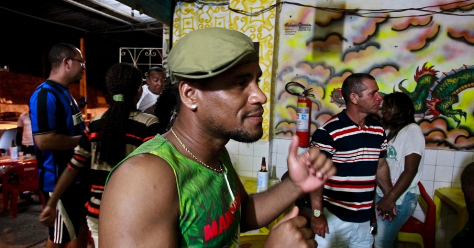 25.set.2012 - Pessoas dançam reaggae em bar tradicional no bairro da Liberdade, em São Luís (MA)