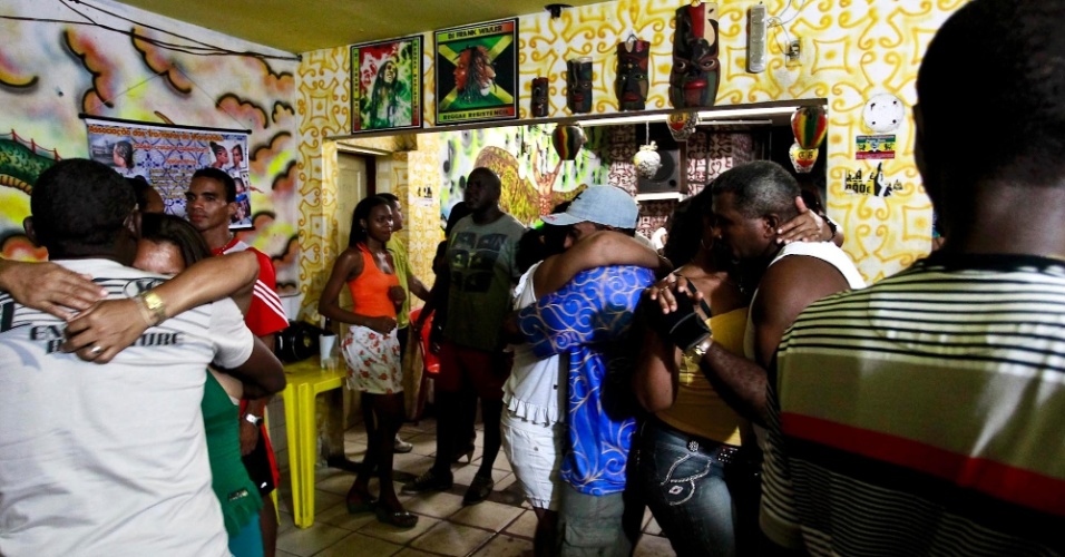 25.set.2012 - Pessoas dançam reaggae em bar tradicional no bairro da Liberdade, em São Luís (MA)