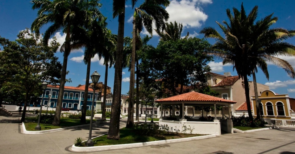 25.set.2012 -  Praça no centro histórico de São Luís, no Maranhão