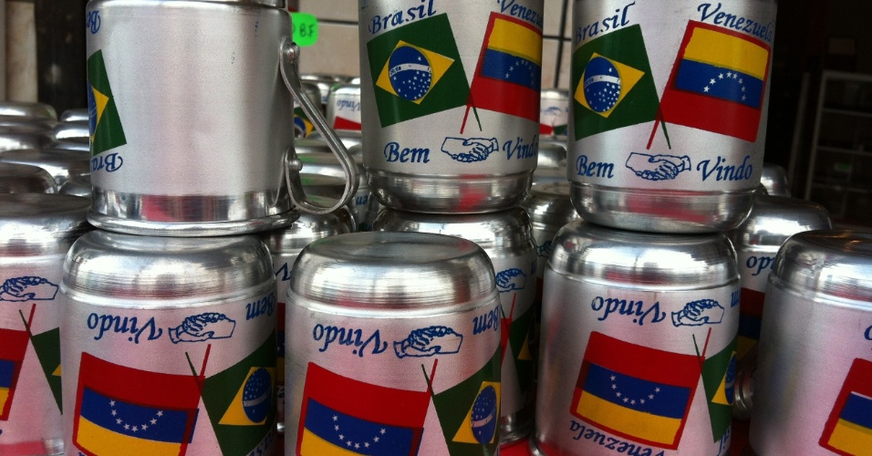 26.set.2012 - Canecas com bandeiras do Brasil e da Venezuela são vendidas como souvenirs, em Pacaraima (RR)