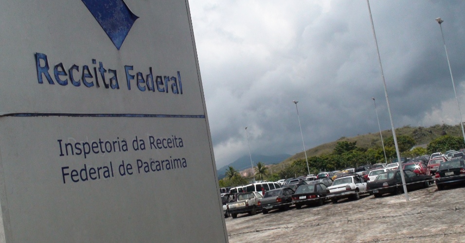 26.set.2012 - Carros com tanques adulterados são apreendidos pela Receita Federal em Pacaraima, em Roraima