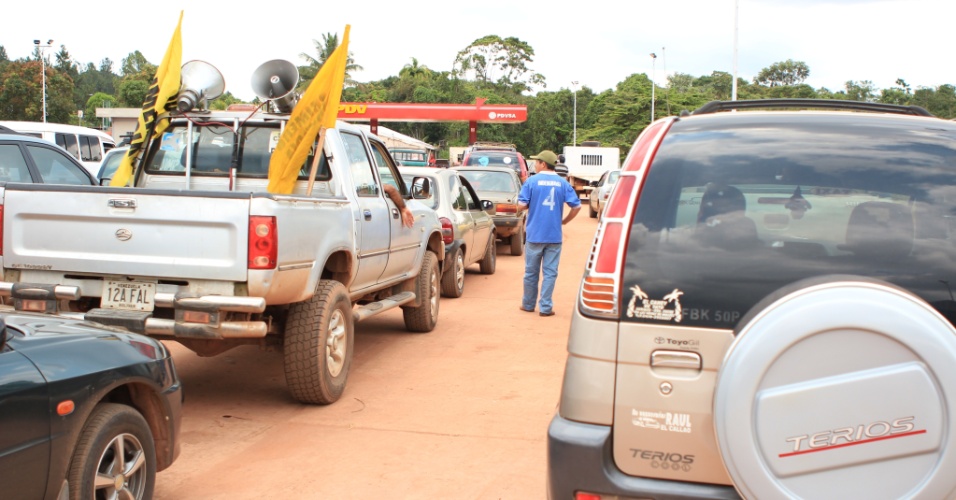 26.set.2012 - Carros fazem fila para abastecer em posto localizado entre o Brasil e a Venezuela