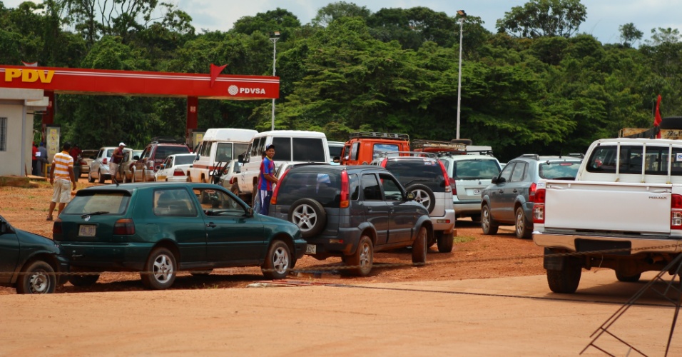 26.set.2012 - Carros fazem fila para abastecer em posto localizado entre o Brasil e a Venezuela