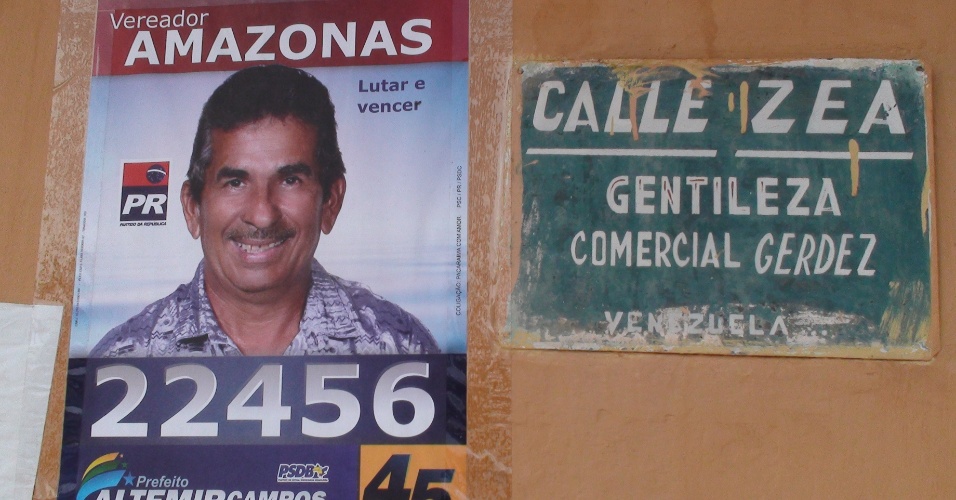 26.set.2012 - Cartaz de candidato a vereador brasileiro é colocado em comércio localizado na Venezuela