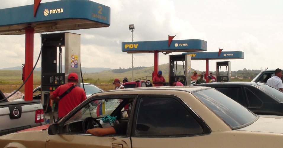 26.set.2012 - Combustível de posto localizado entre as alfândegas do Brasil e da Venezuela custa R$ 0,45