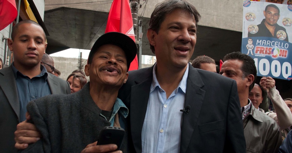 26.set.2012 - Fernando Haddad, candidato do PT à Prefeitura de São Paulo, abraça eleitor durante caminhada pelo bairro de Santana, zona norte da capital