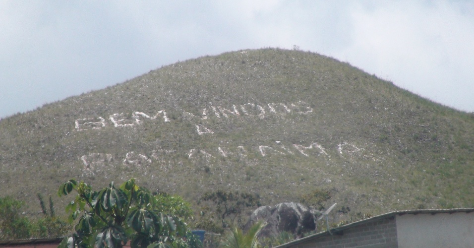 26.set.2012 - Mensagem em morro saúde visitantes que chegam a Pacaraima