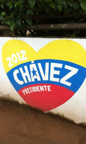 26.set.2012 - Muro tem propaganda de Hugo Chávez, candidato à presidência da Venezuela