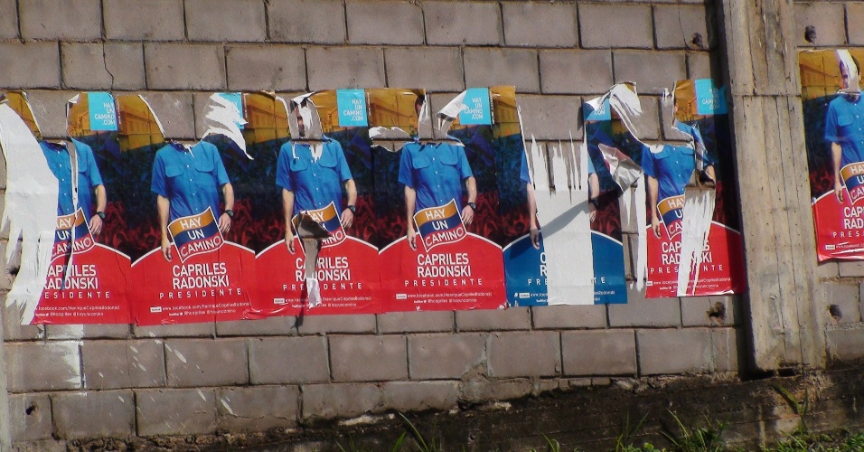 26.set.2012 - Muro tem propagandas rasgadas de Henrique Capriles, candidato à presidência da Venezuela