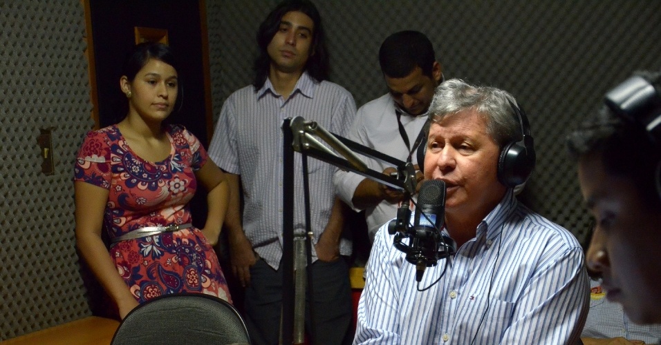 26.set.2012 - O candidato à Prefeitura de Manaus Arthur Virgílio (PSDB) deu entrevista a uma rádio da cidade voltada ao público jovem e afirmou que vai criar um programa de estágio remunerado para menores de 18 anos