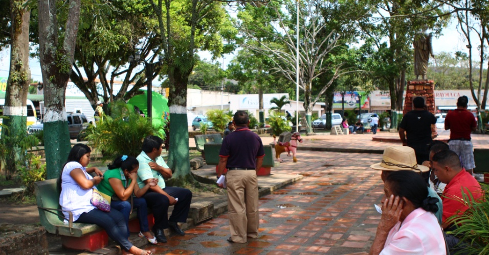 26.set.2012 - Pessoas circulam em praça de Santa Elena de Uairen, na Venezuela