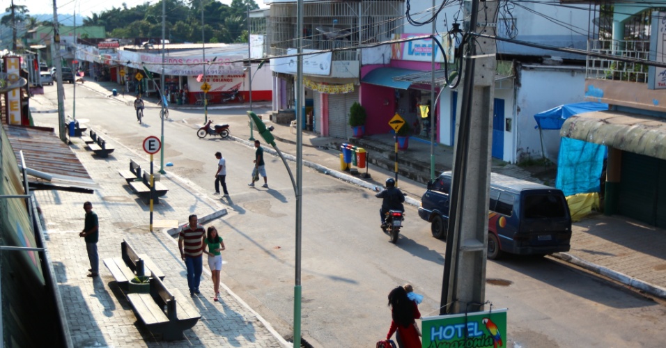 26.set.2012 - Pessoas circulam na principal avenida de Pacaraima, em Roraima
