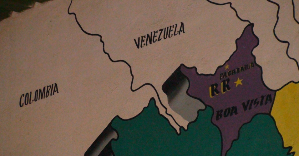 26.set.2012 - Pintura no muro indica a fronteira entre o Brasil e a Venezuela